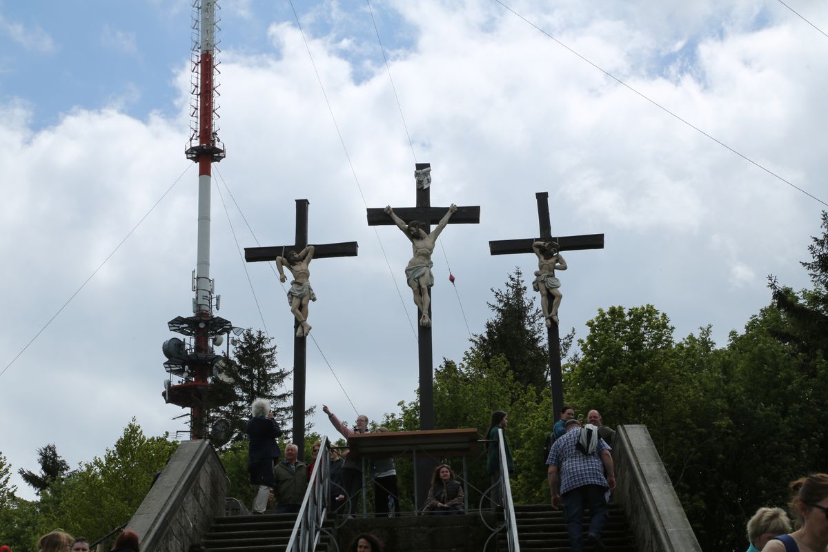 Fast 400 Gläubige haben an der Ökumenischen Kreuzbergwallfahrt mit Bischof Jung und Regionalbischöfin Bornowski teilgenommen.  Fast 400 Gläubige haben an der Ökumenischen Kreuzbergwallfahrt mit Bischof Jung und Regionalbischöfin Bornowski teilgenommen.