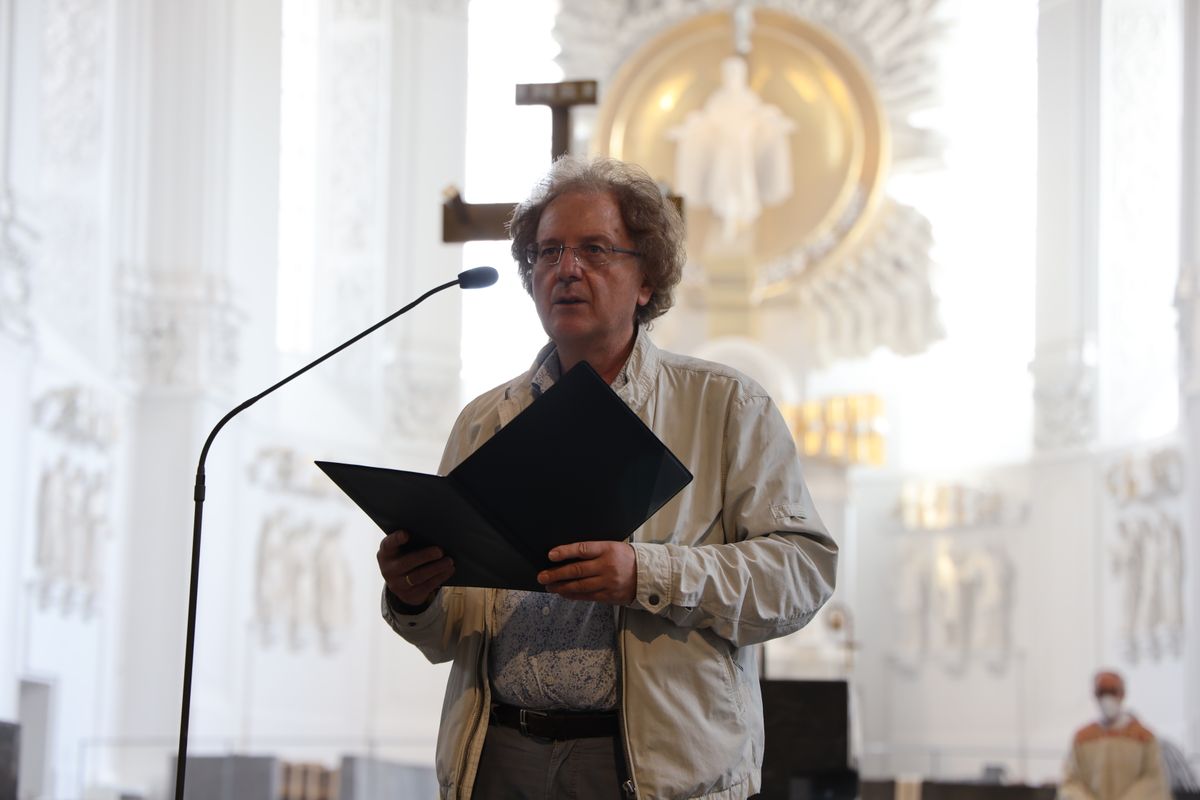 2721/0646 Ehejubilare Freitag, 2- Juli vormittags WB Boom_28434 Im Anschluss an den Ehejubilarsgottesdienst mit Weihbischof Ulrich Boom am Freitagvormittag, 2. Juli, konnten sich die Paare von ihm und weiteren Priestern und Diakonen segnen lassen.