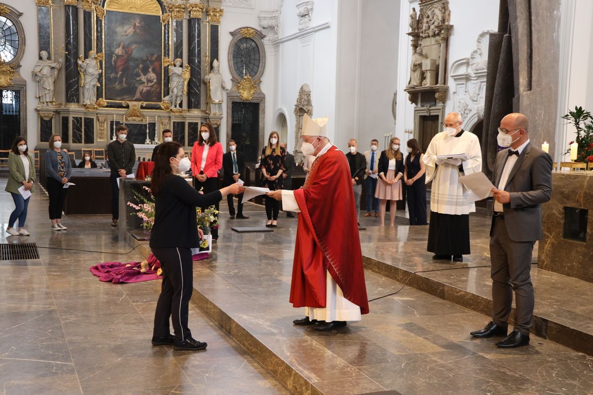 Weihbischof Ulrich Boom hat im Auftrag von Bischof Dr. Franz Jung 33 Frauen und sieben Männern am Freitagabend, 9. Juli, im Kiliansdom die Missio canonica verliehen.