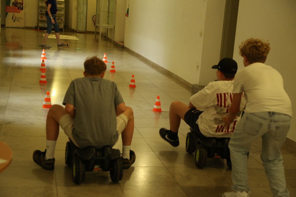 Am Tag der Jugend hat Weihbischof Paul Reder im Anschluss an ein buntes Workshop-Programm einen Kiliani-Gottesdienst mit den Jugendlichen im Kilianeum in Würzburg gefeiert.