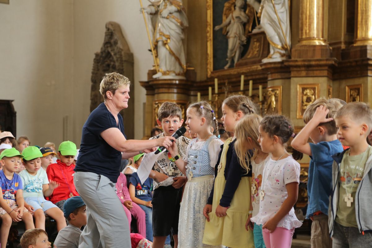 Rund 900 Kindergartenkinder haben am Freitag, 11. Juli, einen Gottesdienst mit Bischof Dr. Franz Jung in der Kirche Sankt Burkard gefeiert. Im Anschluss zogen sie über die Alte Mainbrücke in den Kiliansdom. 