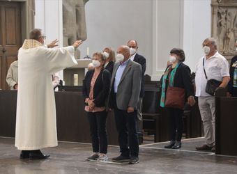 Im Anschluss an den Ehejubilarsgottesdienst mit Weihbischof Ulrich Boom am Freitagvormittag, 2. Juli, konnten sich die Paare von ihm und weiteren Priestern und Diakonen segnen lassen.