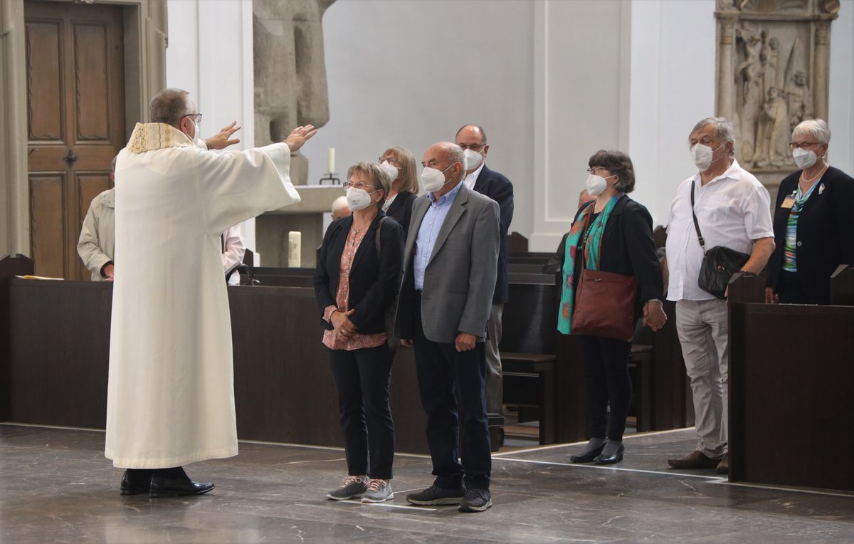 2721/0646 Ehejubilare Freitag, 2- Juli vormittags WB Boom_28472 Im Anschluss an den Ehejubilarsgottesdienst mit Weihbischof Ulrich Boom am Freitagvormittag, 2. Juli, konnten sich die Paare von ihm und weiteren Priestern und Diakonen segnen lassen.