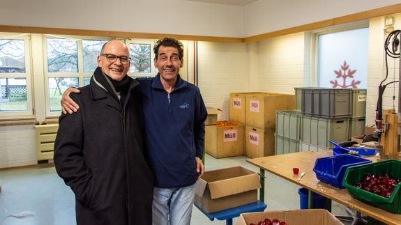 Für Horst Stahl (rechts) war das Bild mit Bischof Dr. Franz Jung ein Herzensanliegen. Stahl ist in der Kerzenwerkstatt beim Recyceln von alten Kerzenbechern tätig. Für Horst Stahl (rechts) war das Bild mit Bischof Dr. Franz Jung ein Herzensanliegen. Stahl ist in der Kerzenwerkstatt beim Recyceln von alten Kerzenbechern tätig.