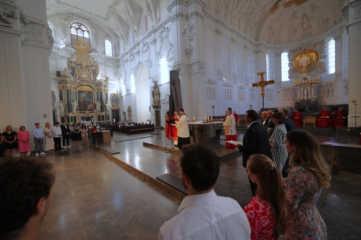 Beim Kiliani-Gottesdienst für die in Schule und Erziehung Tätigen hat Bischof Dr. Franz Jung am Freitag, 11. Juli, im Würzburger Kiliansdom 24 Frauen und Männern die Missio canonica verliehen.