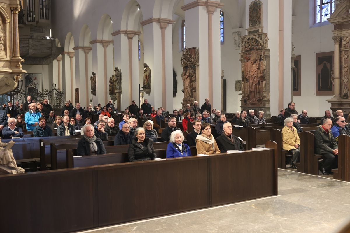 Bischof Dr. Franz Jung hat am Montagabend, 25. März, im Würzburger Kiliansdom die Heiligen Öle für alle 43 Pastoralen Räume im Bistum Würzburg  geweiht.