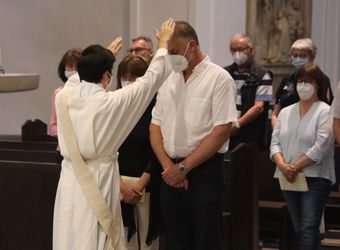 Bischof Dr. Franz Jung feierte am Mittwochabend, 23. Juni, einen Gottesdienst für Ehepaare, die 2021 oder 2021 auf 25 gemeinsame Jahre zurückblicken. Im Anschluss konnten sich die Paare segnen lassen.