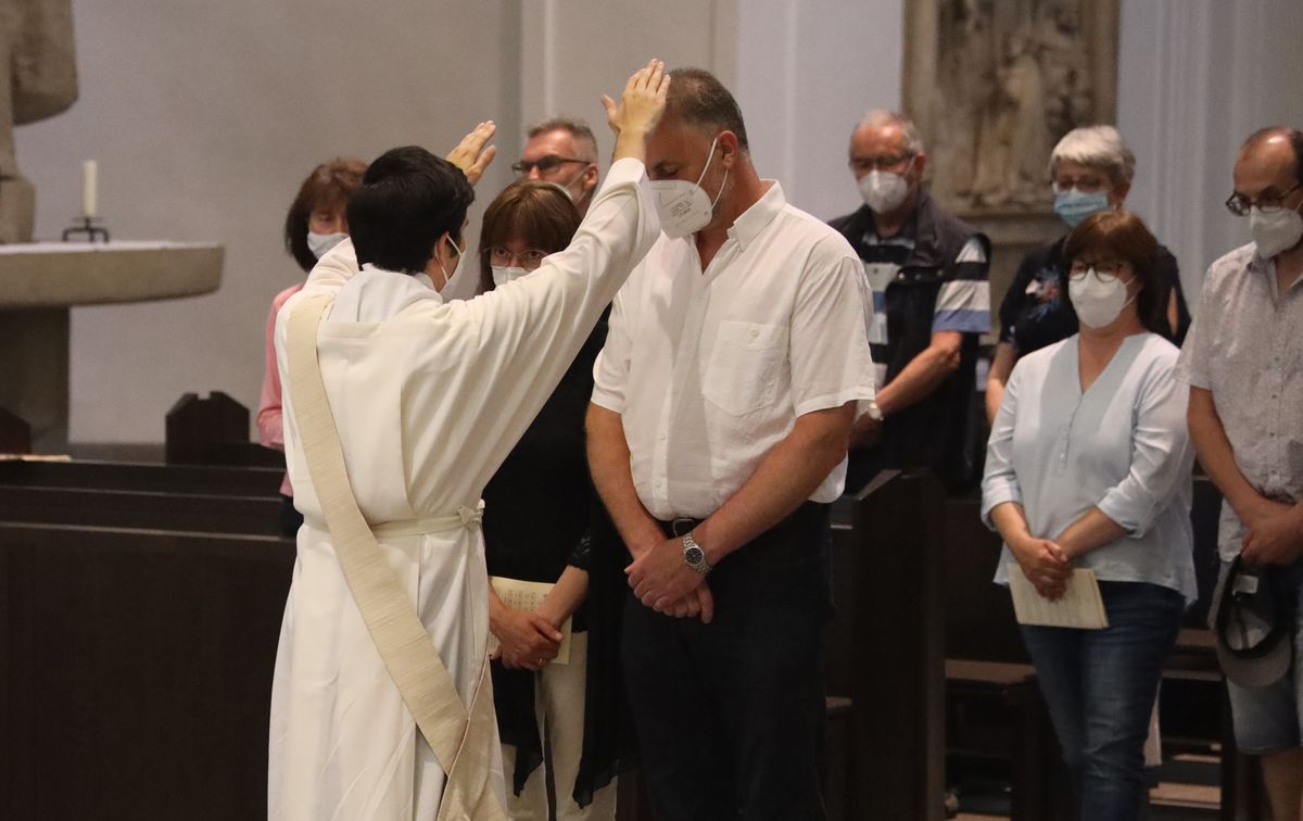 Bischof Dr. Franz Jung feierte am Mittwochabend, 23. Juni, einen Gottesdienst für Ehepaare, die 2021 oder 2021 auf 25 gemeinsame Jahre zurückblicken. Im Anschluss konnten sich die Paare segnen lassen.