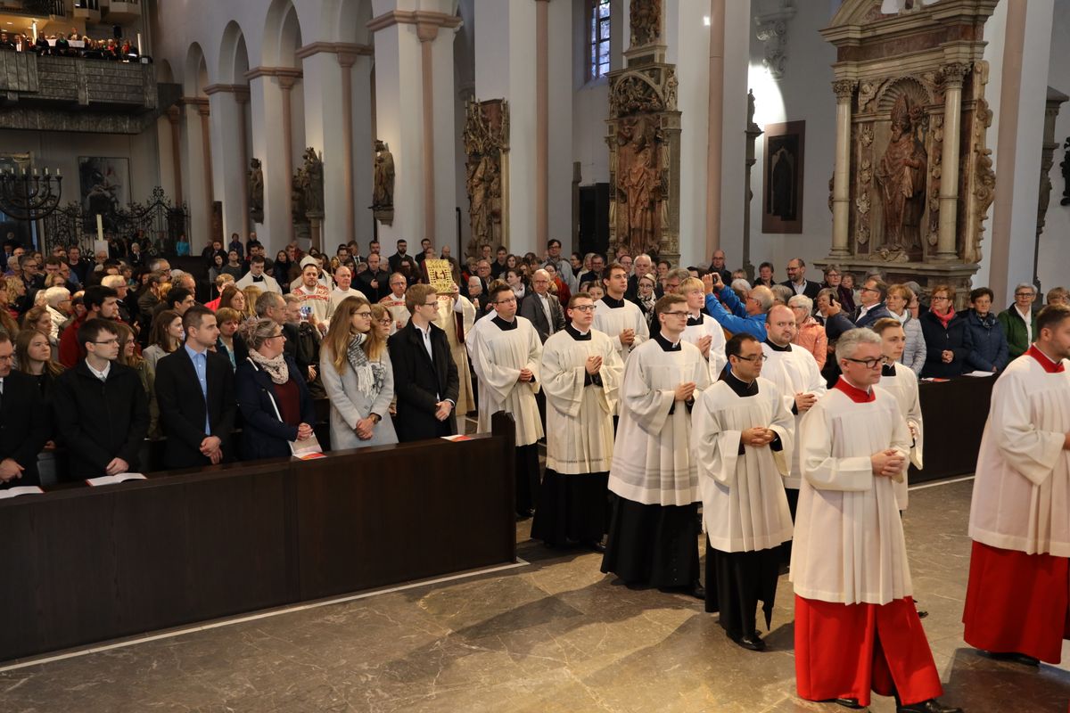 Bei einem feierlichen Gottesdienst im Würzburger Kiliansdom weihte Bischof Dr. Franz Jung Bertram Ziegler zum Diakon. Zahlreiche Verwandte, Freunde und Wegbegleiter des Priesterseminaristen nahmen an der Feier teil.