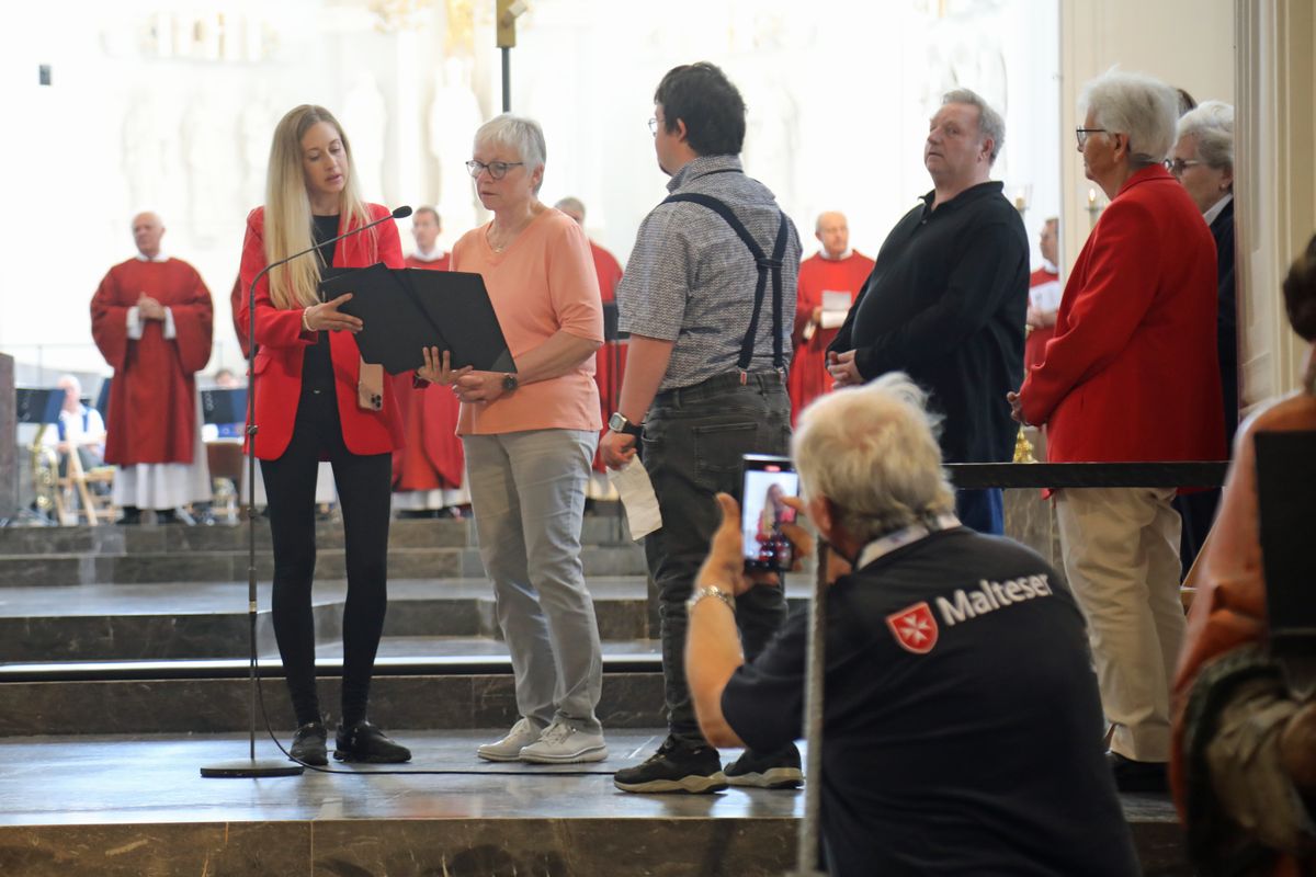 Weihbischof Paul Reder feierte am Samstag, 13. Juli, einen Kiliani-Gottesdienst für Menschen im Alter, in Krankheit und mit Behinderung im Kiliansdom. Menschen von der Katholischen Gehörlosen-Gemeinschaft Sankt Kilian der Diözese brachten Hoffnungssterne zum Altar, Menschen aus der Gottesdienstgemeinde trugen dazu Fürbitten vor. 