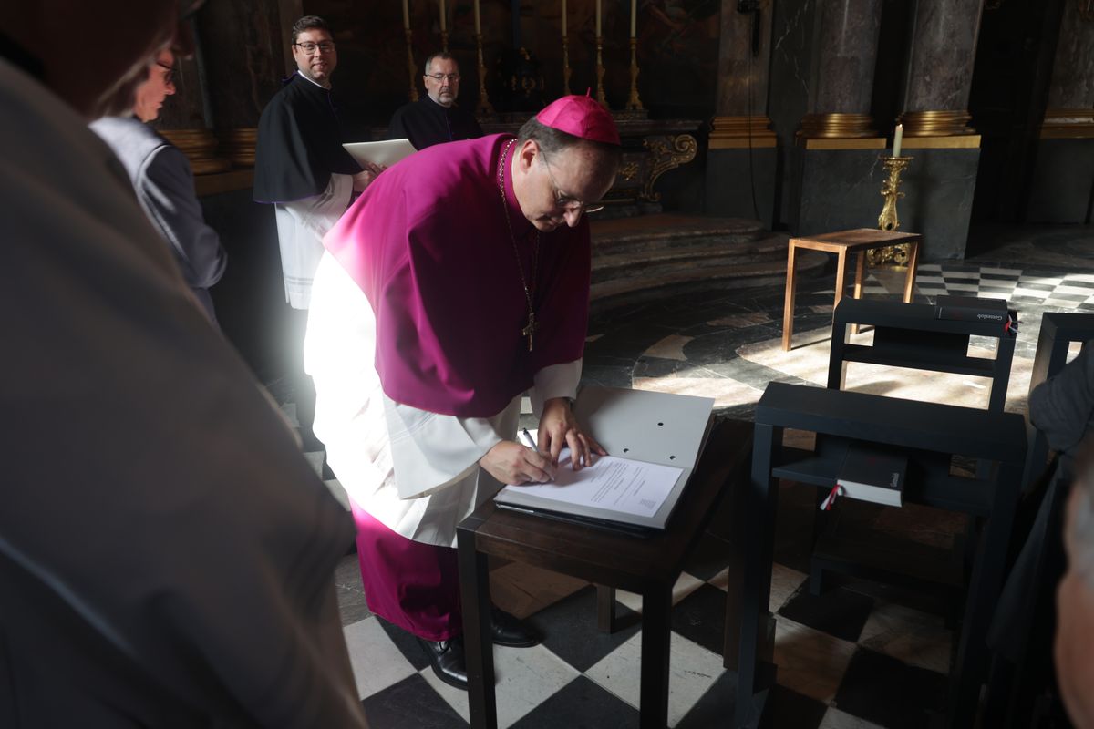 Dr. Matthias Leineweber und Manuel Thomas sind am Dienstag, 1. Juli, im Würzburger Kiliansdom als neue Domvikare eingeführt worden. Im Anschluss unterzeichneten sie sowie Dompropst Reder und die Zeugen Domvikar Paul Weismantel und Domvikar Professor Dr. Petro Müller die Dokumente. 