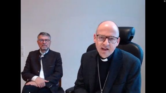Würzburgs Bischof Dr. Franz Jung war aus dem Bischofshaus zugeschaltet. Im Hintergrund Gemeindereferent Alexander Sitter, der beim Bistum Würzburg das Thema Weltkirche mitbetreut.