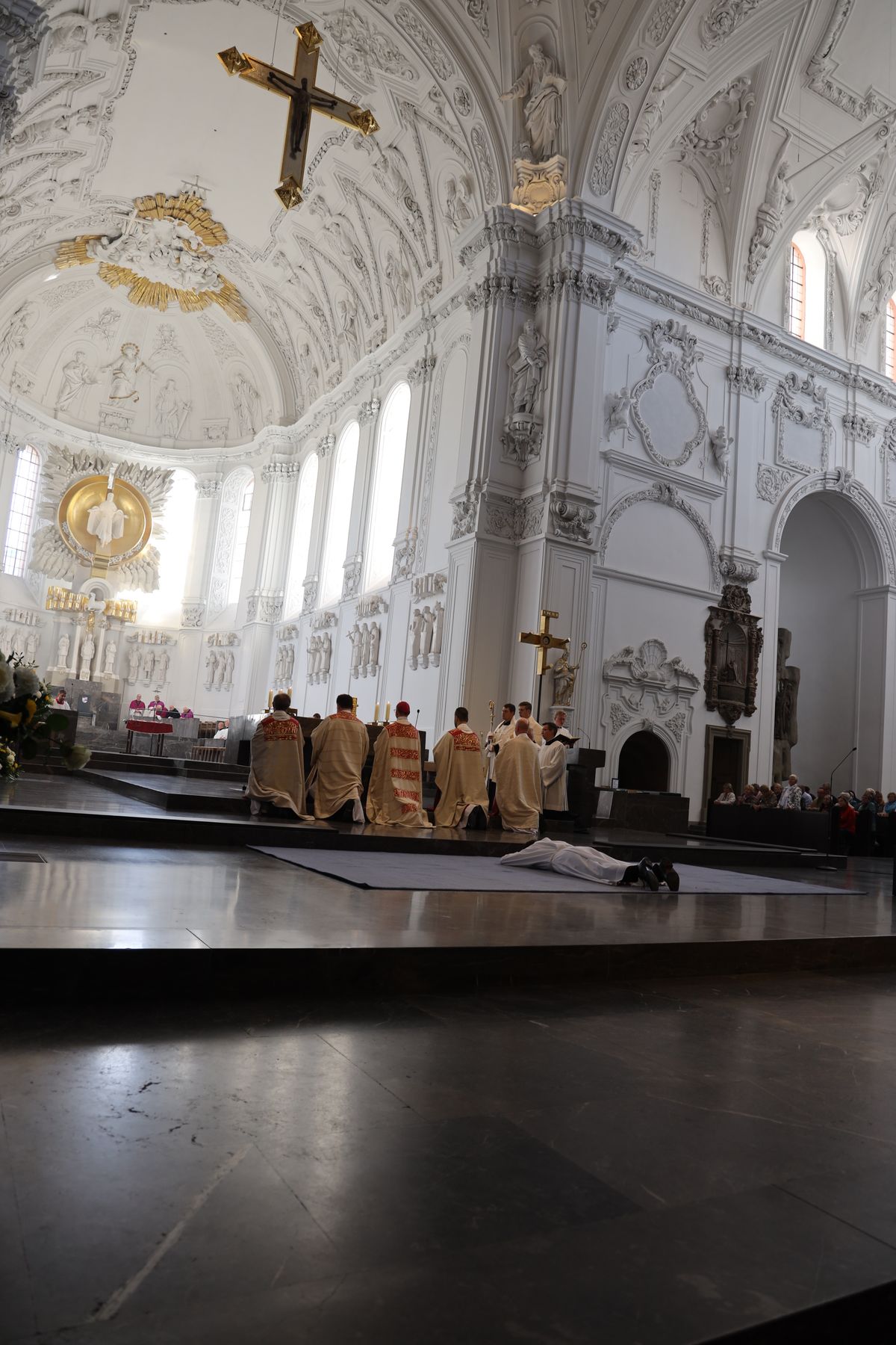 Bei einem feierlichen Gottesdienst im Würzburger Kiliansdom weihte Bischof Dr. Franz Jung Bertram Ziegler zum Diakon. Zahlreiche Verwandte, Freunde und Wegbegleiter des Priesterseminaristen nahmen an der Feier teil.