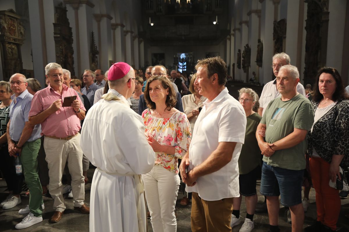 Mit rund 1000 Eheleuten, die in diesem Jahr Silberhochzeit haben, feierte Bischof Dr. Franz Jung am Freitagabend, 4. Juli 2025, einen Pontifikalgottesdienst im Kiliansdom. Im Anschluss erteilten er, Weihbischof Paul Reder sowie weitere Seelsorgerinnen und Seelsorger den Paaren einzeln den Segen.