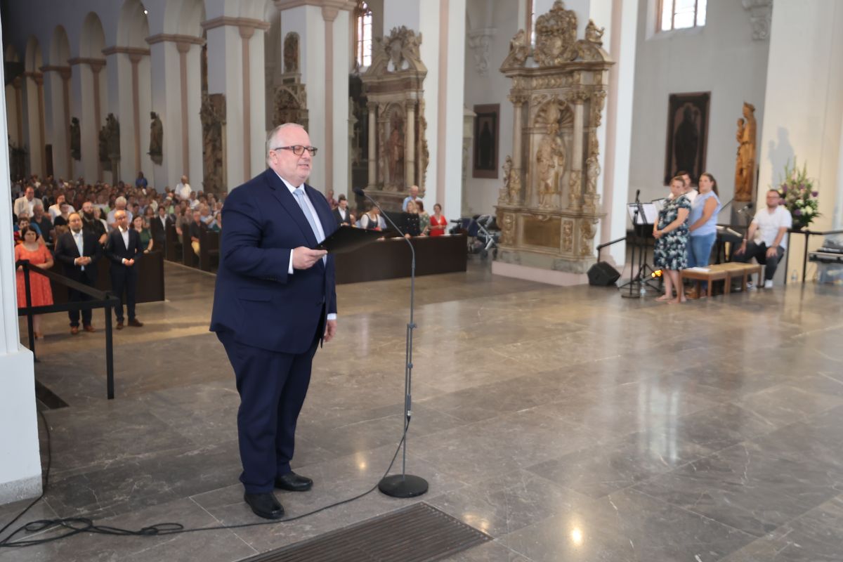 Neun Frauen und fünf Männer hat Bischof Dr. Franz Jung bei einem Pontifikalgottesdienst am Freitag, 19. Juli, als Pastoral- beziehungsweise Gemeindereferenten beauftragt.