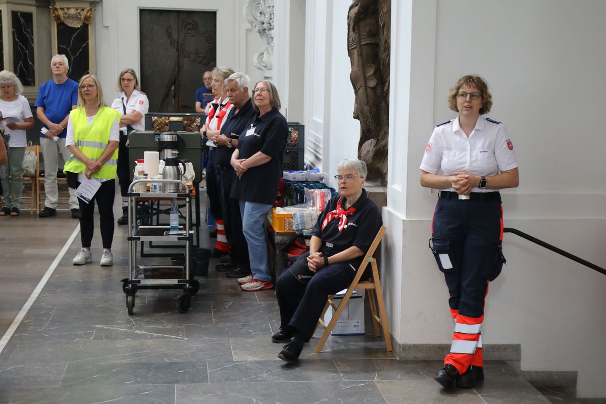 Weihbischof Paul Reder feierte am Samstag, 13. Juli, einen Kiliani-Gottesdienst für Menschen im Alter, in Krankheit und mit Behinderung im Kiliansdom. Mitarbeiterinnen und Mitarbeiter von Caritas und Malteser-Hilfsdienst kümmerten sich um das Wohlergehen der Gottesdienstbesucher.