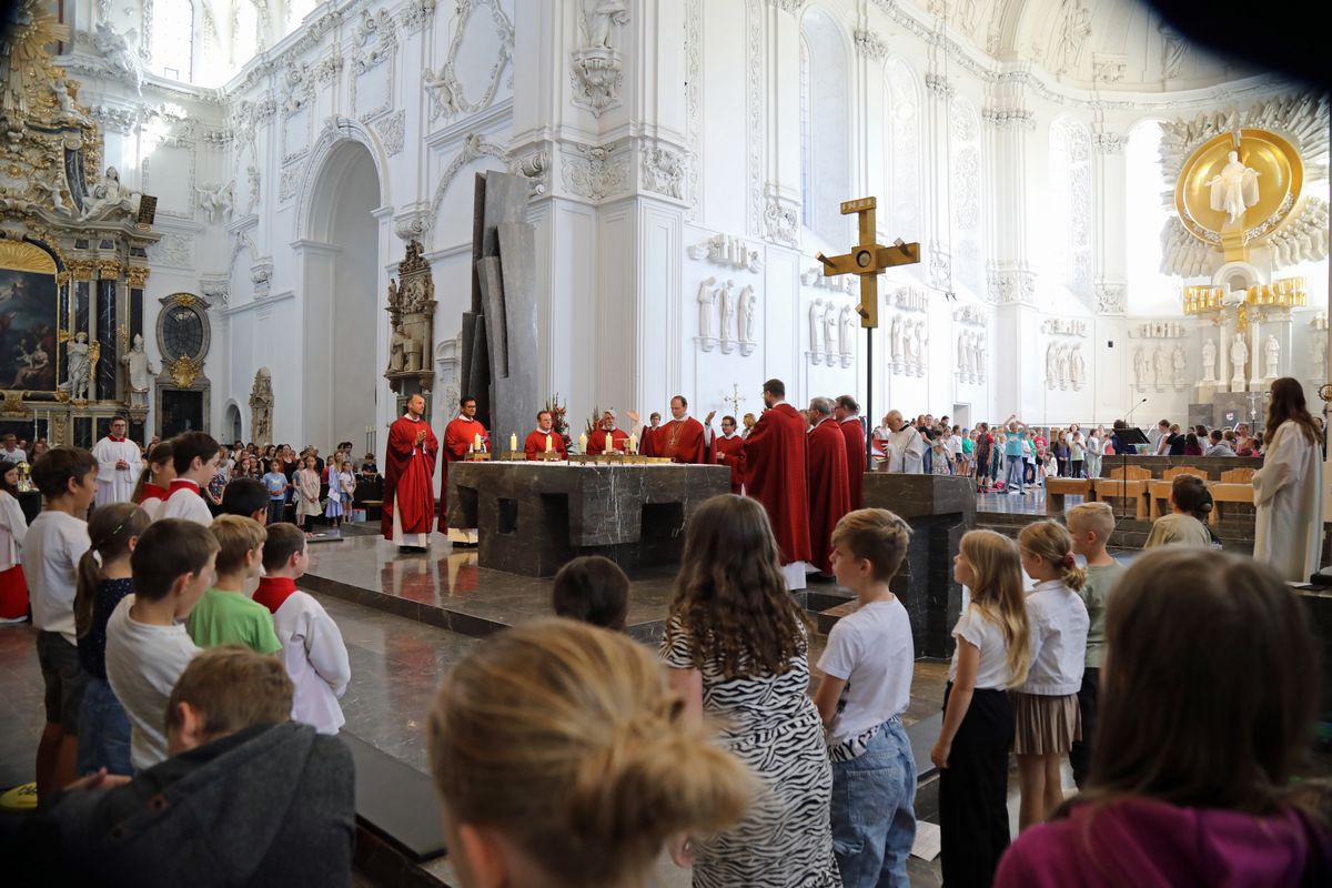 Mit rund 1300 Kommunionkindern und ihren Begleitern hat Weihbischof Paul Reder am Montag, 8. Juli, einen Gottesdienst im Kiliansdom gefeiert.