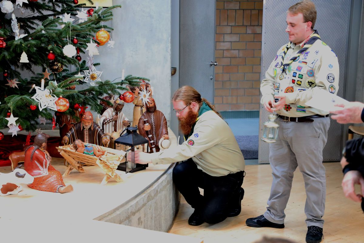 Mitglieder der Deutschen Pfadfinderschaft Sankt Georg brachten das  Friedenslicht von Betlehem in die Kapelle der JVA.  Mitglieder der Deutschen Pfadfinderschaft Sankt Georg brachten das  Friedenslicht von Betlehem in die Kapelle der JVA.