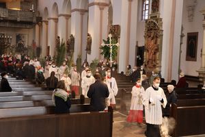 Mit einem Pontifikalgottesdienst im Würzburger Kiliansdom hat Bischof Dr. Franz Jung am Sonntag, 28. März, die Heilige Woche im Bistum Würzburg eröffnet. Mit einem Pontifikalgottesdienst im Würzburger Kiliansdom hat Bischof Dr. Franz Jung am Sonntag, 28. März, die Heilige Woche im Bistum Würzburg eröffnet.