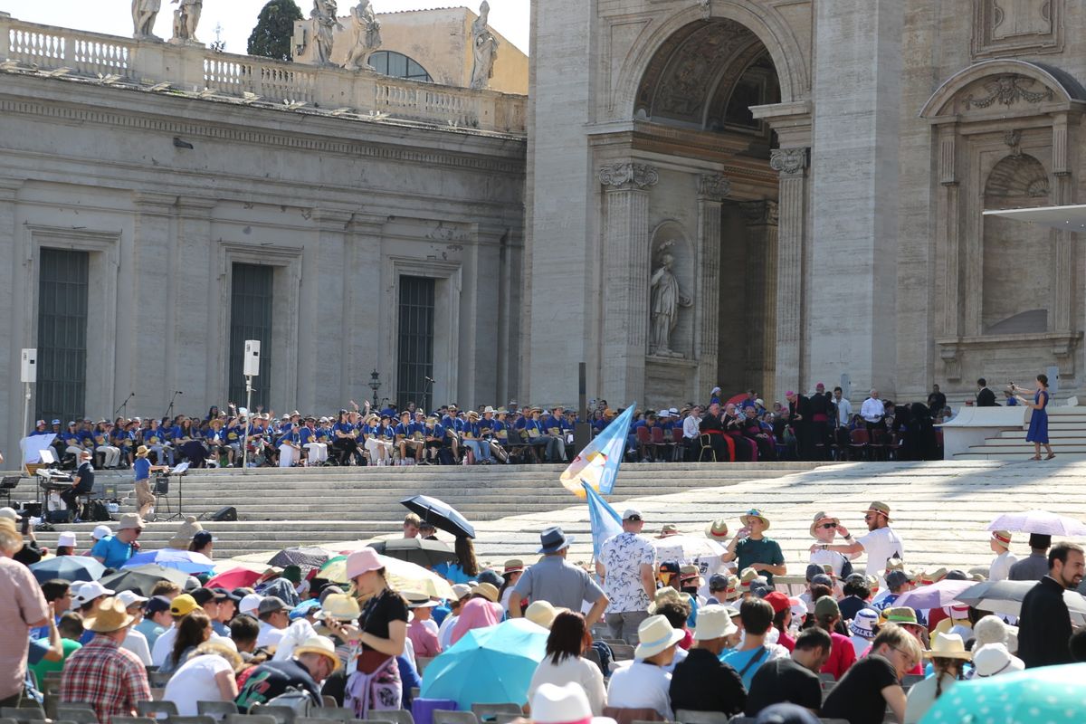 Der "Chor der Nationen" saß bei der Papstaudienz auf der linken Seite direkt hinter den Bischöfen. Der "Chor der Nationen" saß bei der Papstaudienz auf der linken Seite direkt hinter den Bischöfen.