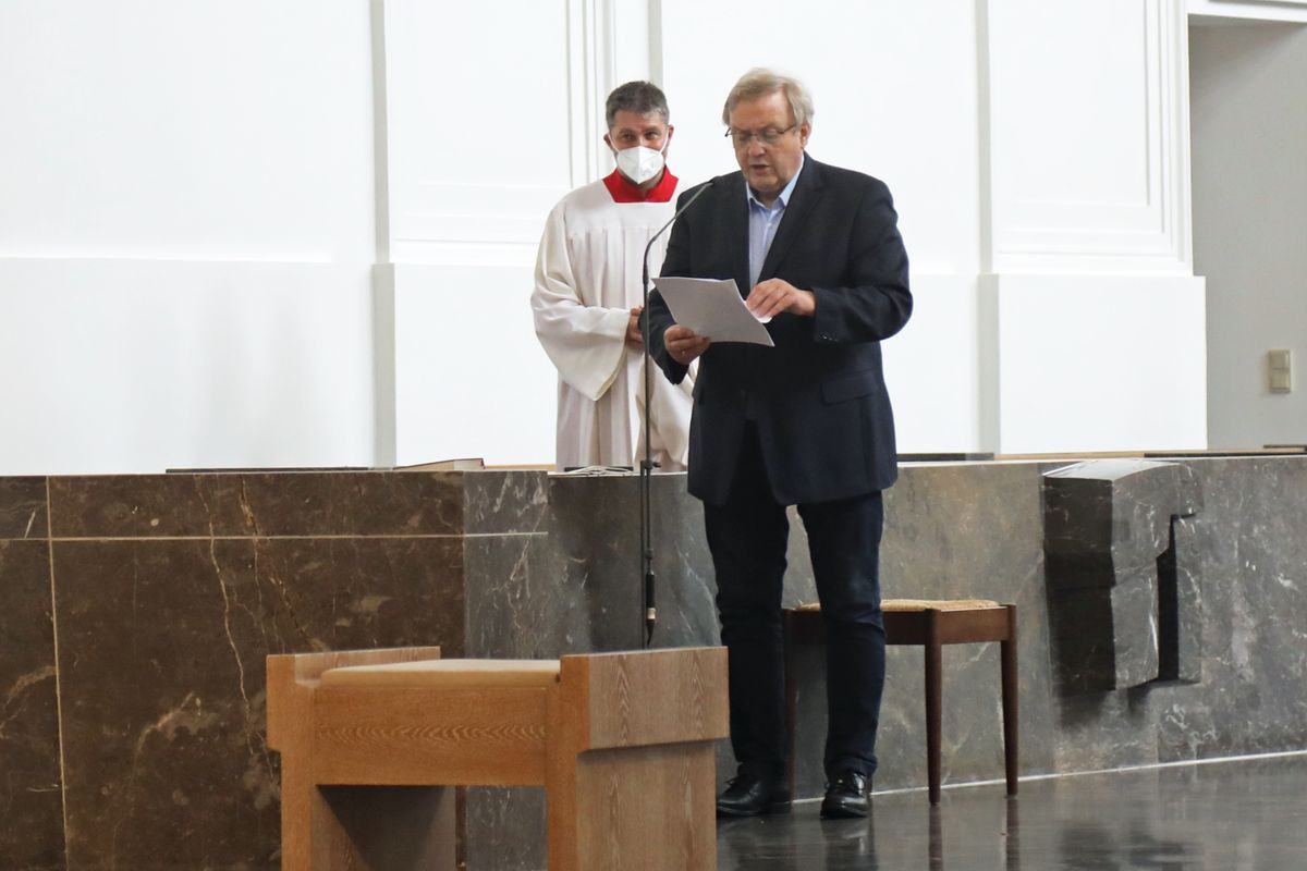 2621/0613 Gottesdienst für Ehejubilare Generalvikar Dr. Vorndran am Freitag, 25. Juni 2021_27631 Generalvikar Dr. Jürgen Vorndran feierte am Freitagabend, 25. Juni, einen Dankgottesdienst mit Ehepaaren, die seit 25 Jahren verheiratet sind. Anschließend spendeten der Generalvikar sowie weitere Priester und Diakone den Jubilaren mit Abstand den Segen.