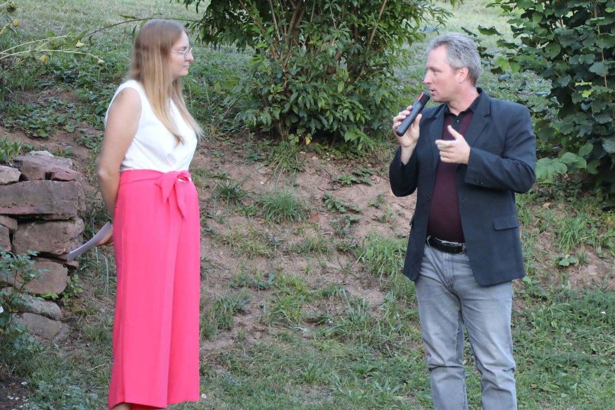 Moderatorin Anna-Lena Ils und Pastoralreferent Dr. Thorsten Kapperer. Moderatorin Anna-Lena Ils und Pastoralreferent Dr. Thorsten Kapperer.