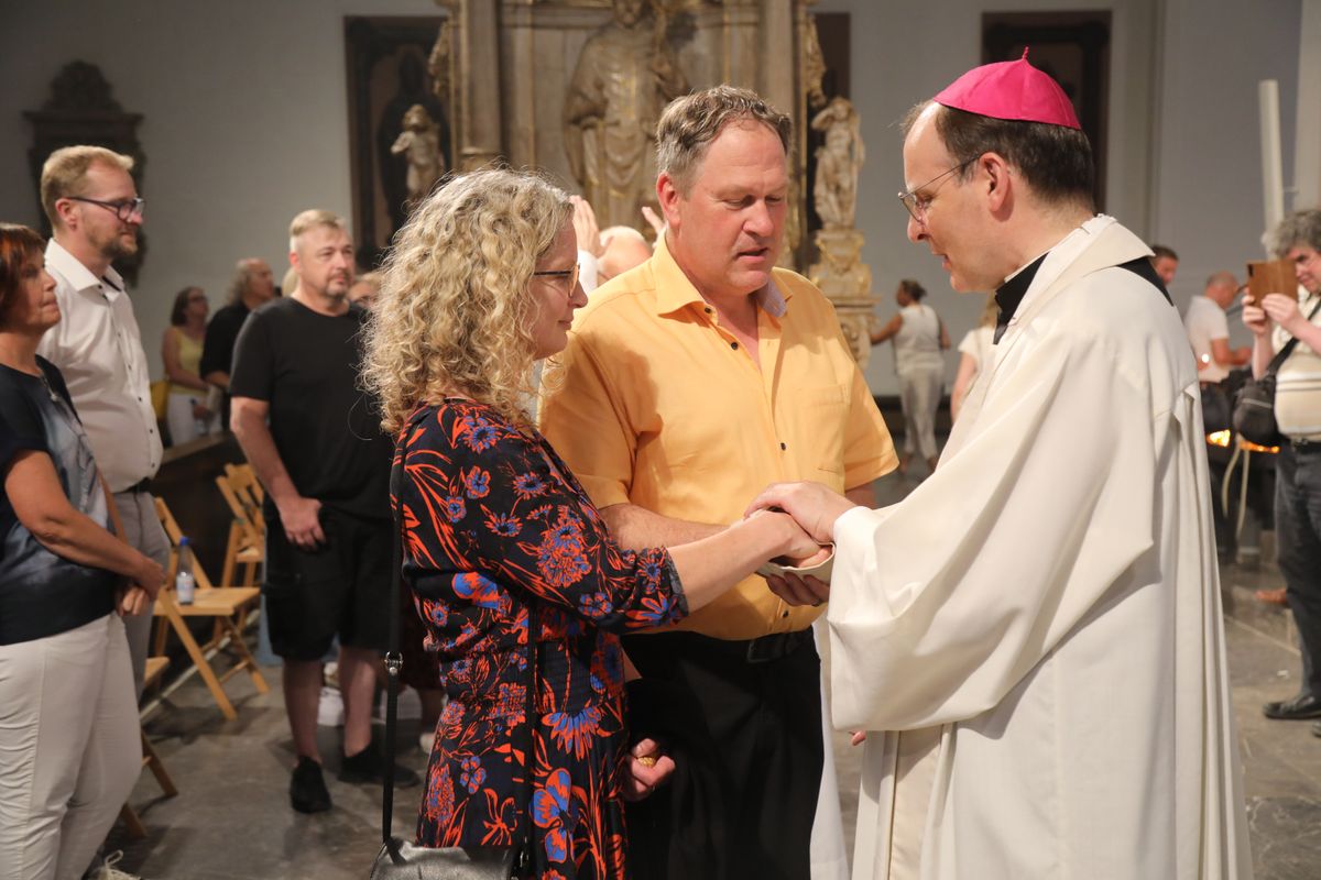 Mit rund 1000 Eheleuten, die in diesem Jahr Silberhochzeit haben, feierte Bischof Dr. Franz Jung am Freitagabend, 4. Juli 2025, einen Pontifikalgottesdienst im Kiliansdom. Im Anschluss erteilten er, Weihbischof Paul Reder sowie weitere Seelsorgerinnen und Seelsorger den Paaren einzeln den Segen.