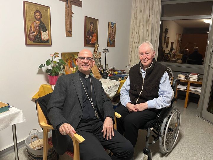 Vor Beginn der Herbstvollversammlung der Freisinger Bischofskonferenz hat Bischof Dr. Franz Jung (links) Friedrich Kardinal Wetter besucht.