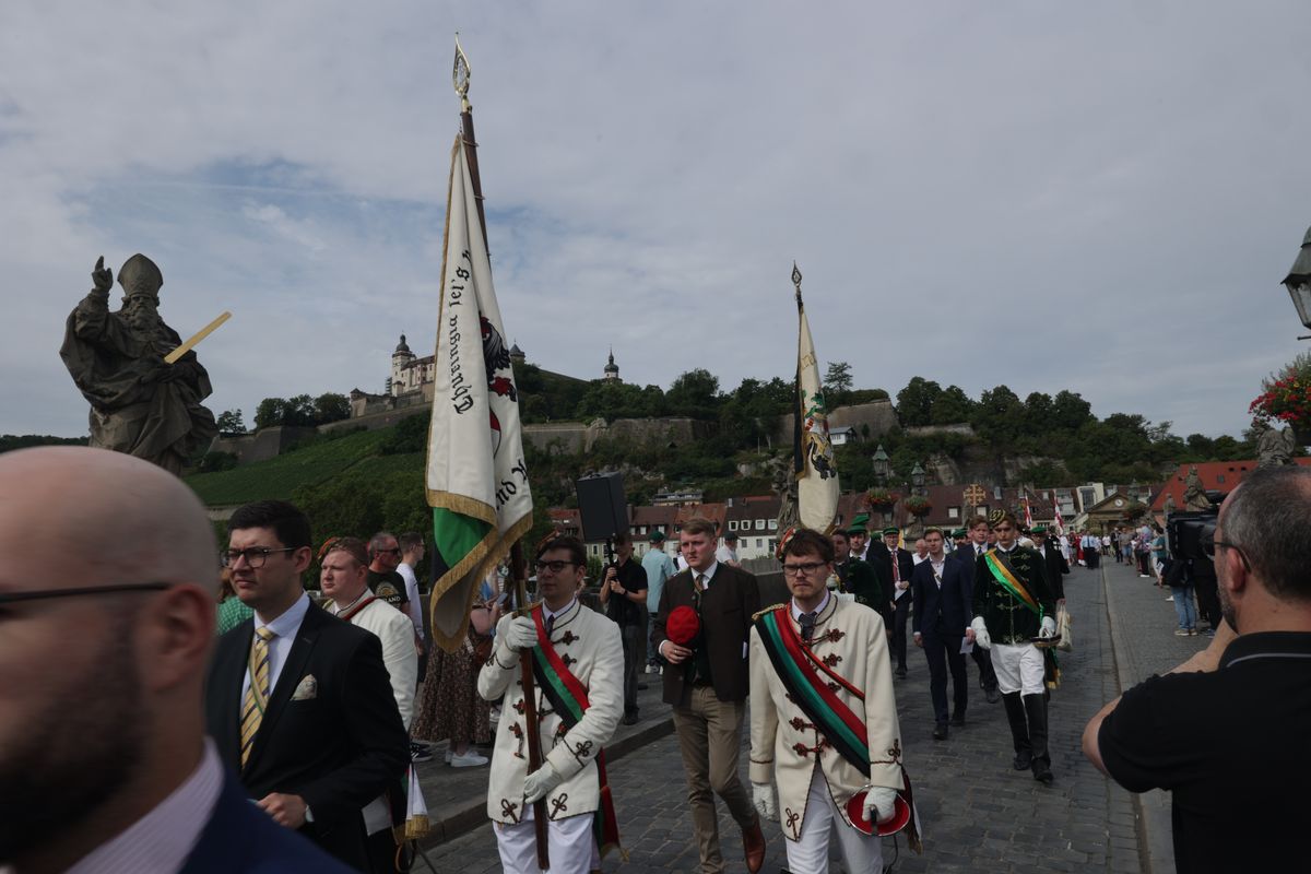 Mit einer Reliquienprozession von Sankt Burkard über die Alte Mainbrücke und einem Pontifikalgottesdienst im Kiliansdom ist am Sonntag, 6. Juli, die Kiliani-Wallfahrtswoche 2025 eröffnet worden.
