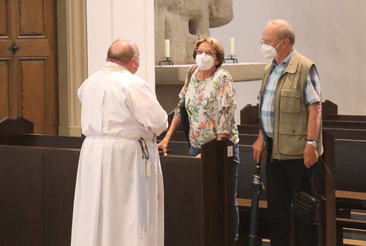 2621/0613 Gottesdienst für Ehejubilare Generalvikar Dr. Vorndran am Freitag, 25. Juni 2021_27674 Generalvikar Dr. Jürgen Vorndran feierte am Freitagabend, 25. Juni, einen Dankgottesdienst mit Ehepaaren, die seit 25 Jahren verheiratet sind. Anschließend spendeten der Generalvikar sowie weitere Priester und Diakone den Jubilaren mit Abstand den Segen.