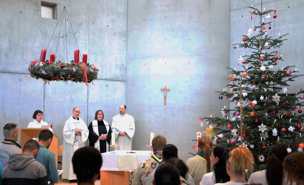 Am Montagnachmittag, 23. Dezember, hat Bischof Dr. Franz Jung (2. von links) mit Gefangenen und Mitarbeitern  in der Justizvollzugsanstalt Würzburg einen ökumenischen Gottesdienst gefeiert. Am Montagnachmittag, 23. Dezember, hat Bischof Dr. Franz Jung (2. von links) mit Gefangenen und Mitarbeitern  in der Justizvollzugsanstalt Würzburg einen ökumenischen Gottesdienst gefeiert.