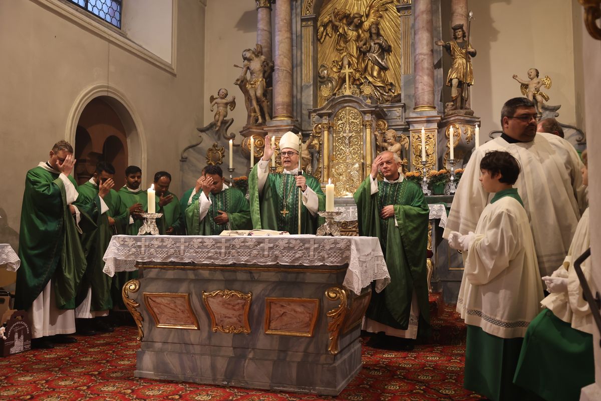 Bei einer Pontifikalmesse in der Klosterkirche auf dem Engelberg bei Großheubach hat Bischof Dr. Franz Jung zusammen mit Pater Jan Pelczarski, Generalsuperior der Oblaten des heiligen Josef aus Rom, am Sonntag, 3. November, offiziell die neue Niederlassung der Oblaten des heiligen Josef im Bistum Würzburg errichtet.