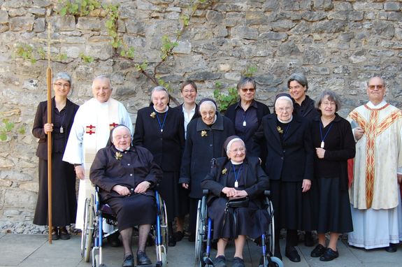 2026/0447 Oberzeller Franziskanerinnen Professjubiläen Feierten Gnadenvolles Professjubiläum (vorne von links): Schwester Ambrosiana Hierl und Schwester Animata Ort sowie (hinten von links) Schwester Beate Krug, Pfarrer Gerold Postler, Schwester Berthilde Weiß, Generaloberin Schwester Juliana Seelmann, Schwester Hermosila Müller, Generalrätin Schwester Teresa Weimert, Schwester Winifred Eckel, Generalvikarin Schwester Beatrix Barth, Generalrätin Schwester Rut Gerlach und Oberstudienrat Achim Wenzel.