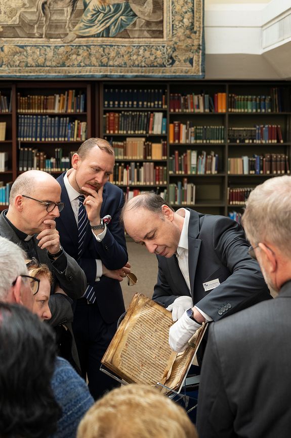 In der Universitätsbibliothek bekamen Bischof Dr. Franz Jung und eine Delegation aus Irland wertvolle Handschriften mit Irlandbezug von Einrichtungsleiter Dr. Hans-Günter Schmidt gezeigt. In der Universitätsbibliothek bekamen Bischof Dr. Franz Jung und eine Delegation aus Irland wertvolle Handschriften mit Irlandbezug von Einrichtungsleiter Dr. Hans-Günter Schmidt gezeigt.