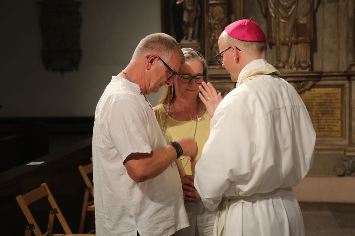 Mit rund 1000 Eheleuten, die in diesem Jahr Silberhochzeit haben, feierte Bischof Dr. Franz Jung am Freitagabend, 4. Juli 2025, einen Pontifikalgottesdienst im Kiliansdom. Im Anschluss erteilten er, Weihbischof Paul Reder sowie weitere Seelsorgerinnen und Seelsorger den Paaren einzeln den Segen.