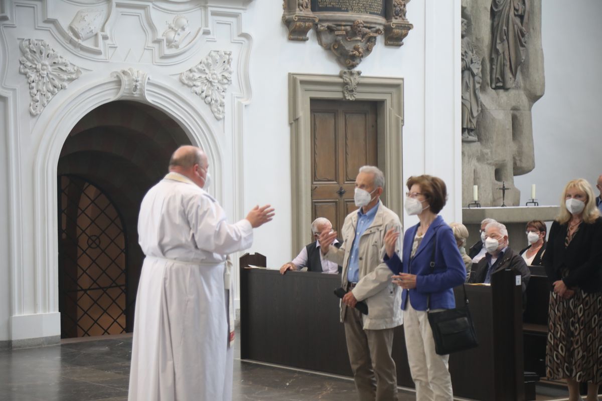 2621/0609 Ehejubilare Weihbischof Boom_27492 Weihbischof Boom und weiteren Priester und Diakone weihen Ehejubilare, die ihr goldenes, diamantenes oder eisernes Ehejubiläum feiern.