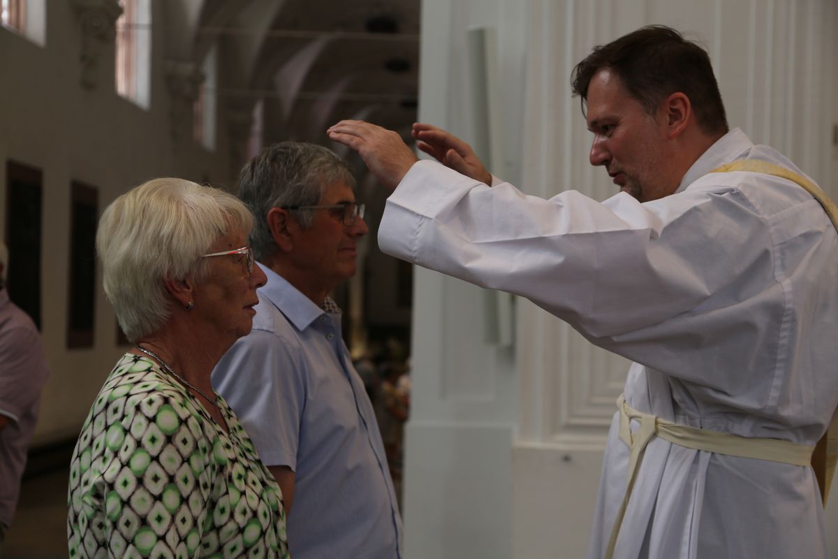Rund 250 Ehejubilare haben am Freitagnachmittag, 4. Juli, im Kiliansdom in einem Pontifikalgottesdienst mit Weihbischof em. Ulrich Boom ihr Eheversprechen erneuert. 
