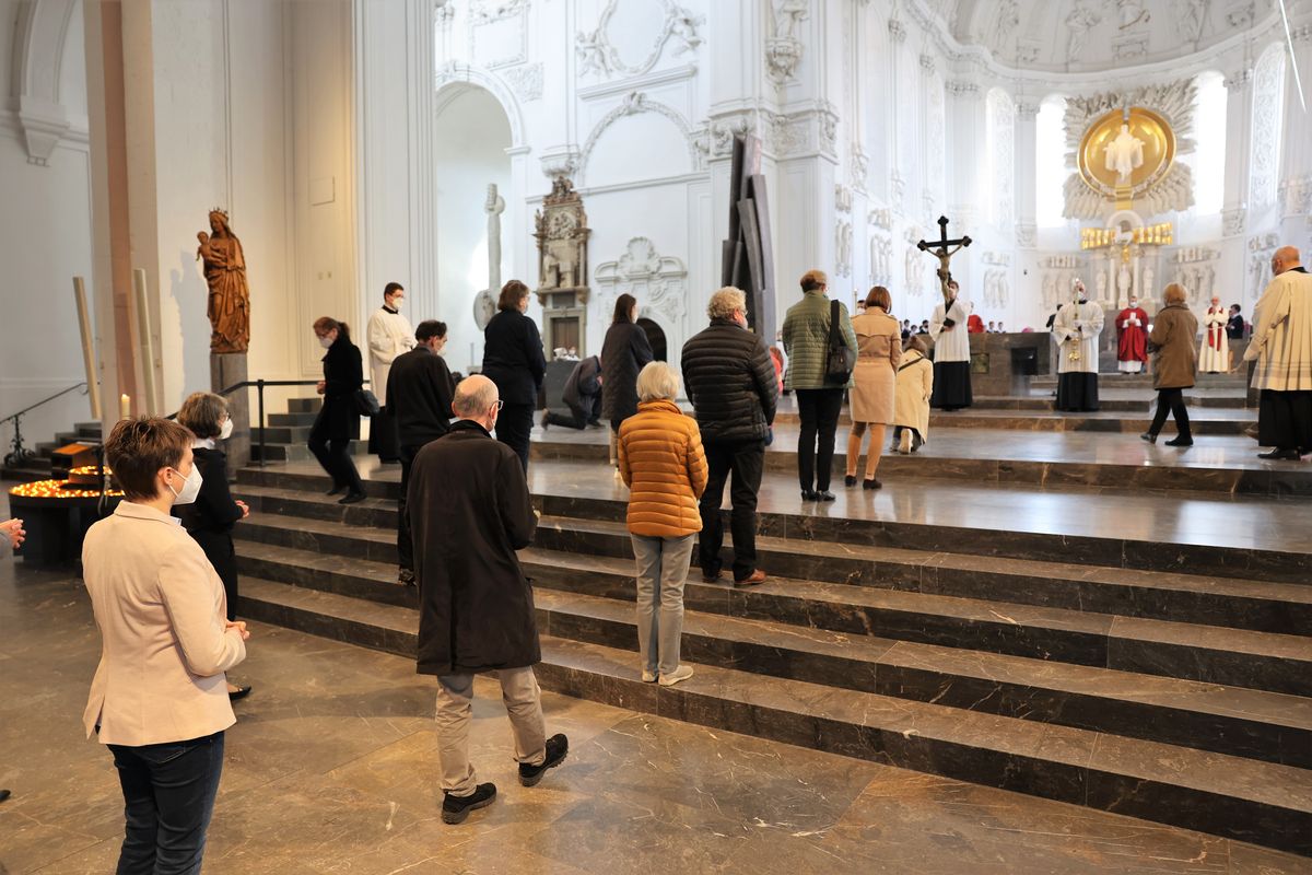 Bischof Dr. Franz Jung hat am Karfreitag, 15. April, die Liturgie vom Leiden und Sterben Jesu im Kiliansdom gefeiert. Bischof Dr. Franz Jung hat am Karfreitag, 15. April, die Liturgie vom Leiden und Sterben Jesu im Kiliansdom gefeiert.