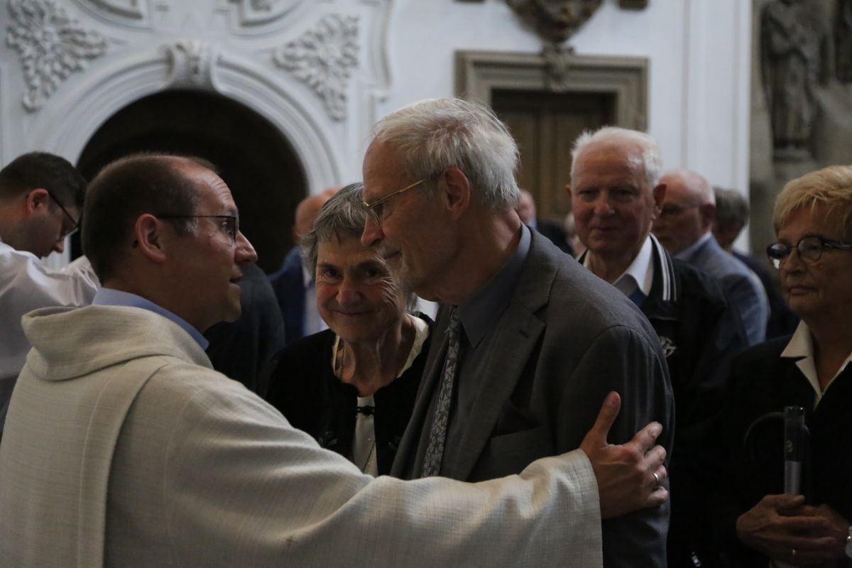 Bischof Dr. Franz Jung hat am Donnerstagnachmittag, 4. Juli, mit etwa 320 Paaren im Kiliansdom ihr goldenes oder diamantenes Ehejubiläum gefeiert.