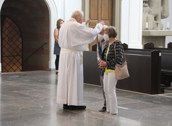 Bischof em. Dr. Friedhelm Hofmann feierte am Freitagnachmittag, 25. Juni, einen Dankgottesdienst mit Ehepaaren, die seit 50, 60 oder 65 Jahren verheiratet sind. Anschließend spendeten der Bischof sowie weitere Priester und Diakone den Jubilaren mit Abstand den Segen.