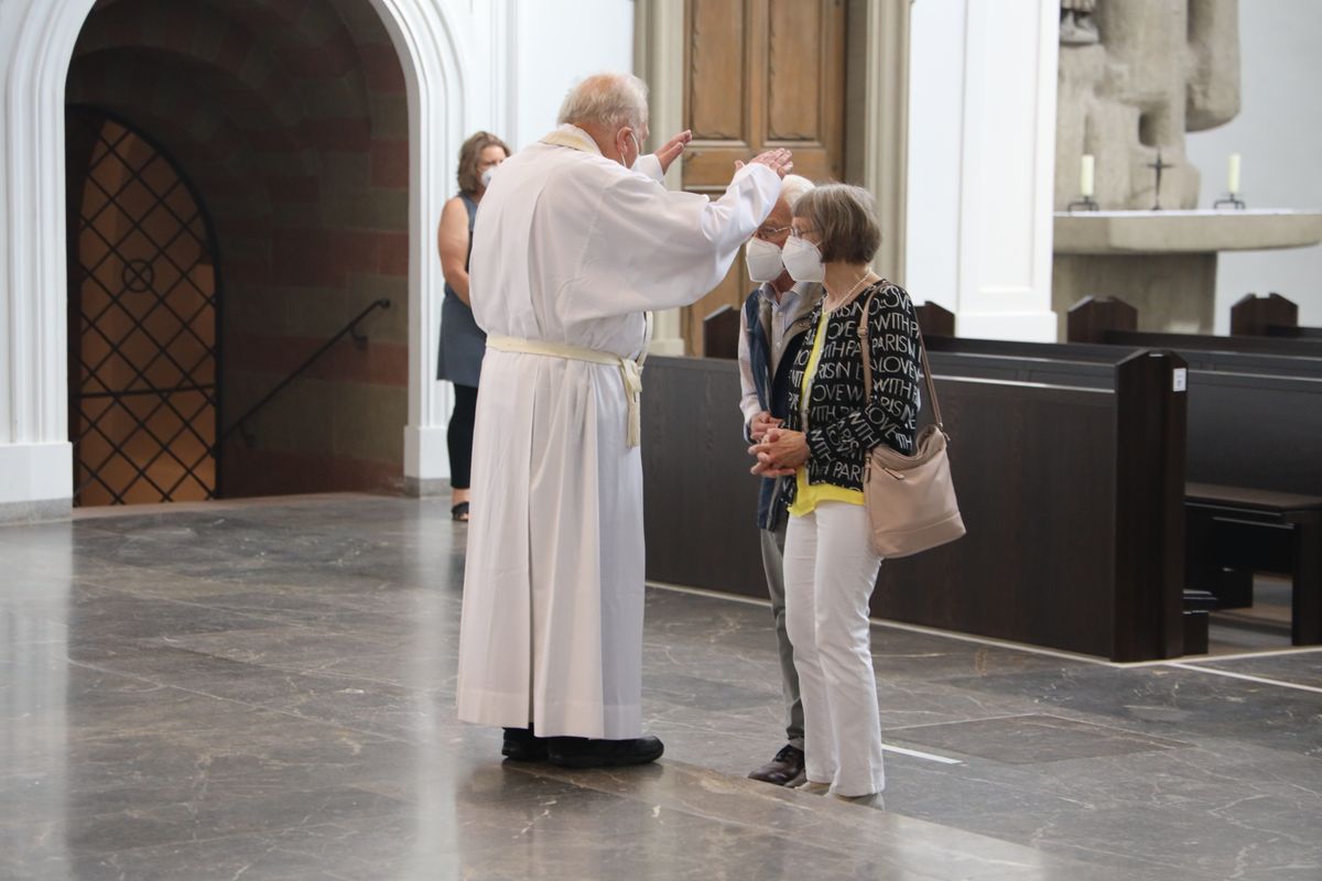 Bischof em. Dr. Friedhelm Hofmann feierte am Freitagnachmittag, 25. Juni, einen Dankgottesdienst mit Ehepaaren, die seit 50, 60 oder 65 Jahren verheiratet sind. Anschließend spendeten der Bischof sowie weitere Priester und Diakone den Jubilaren mit Abstand den Segen.