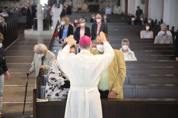 2721/0630_Ehejubilare mit Bischof Franz Jung_28147 Mit rund 120 Ehepaaren aus der ganzen Diözese hat Bischof Dr. Franz Jung am Mittwochvormittag, 30. Juni, einen Gottesdienst im Würzburger Kiliansdom gefeiert.