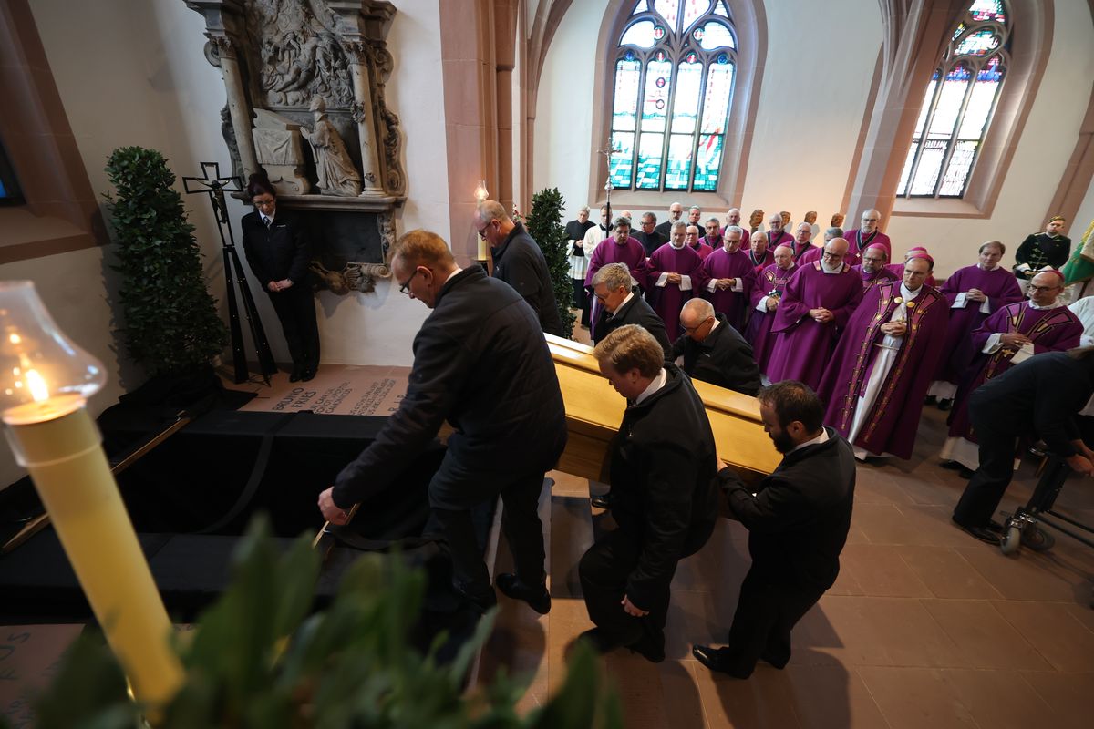 Bischof Dr. Franz Jung feierte am Samstag, 12. Oktober, im Würzburger KIliansdom ein Pontifikalrequiem für Weihbischof em. Helmut Bauer. Die anschließende Beisetzung leitete Dompropst Weihbischof Paul Reder.