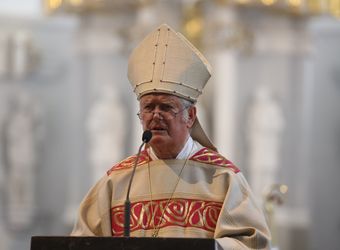 Bischof em. Dr. Friedhelm Hofmann feierte am Freitagnachmittag, 25. Juni, einen Dankgottesdienst mit Ehepaaren, die seit 50, 60 oder 65 Jahren verheiratet sind. Anschließend spendeten der Bischof sowie weitere Priester und Diakone den Jubilaren mit Abstand den Segen.