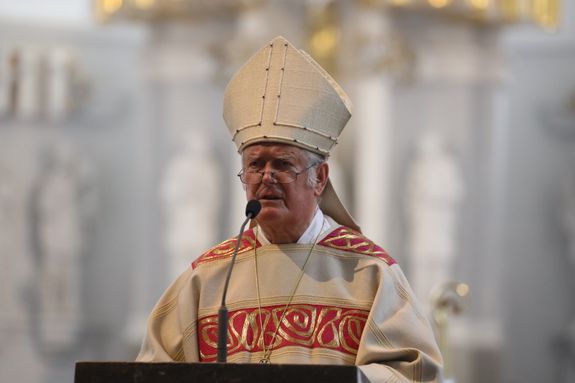 Bischof em. Dr. Friedhelm Hofmann feierte am Freitagnachmittag, 25. Juni, einen Dankgottesdienst mit Ehepaaren, die seit 50, 60 oder 65 Jahren verheiratet sind. Anschließend spendeten der Bischof sowie weitere Priester und Diakone den Jubilaren mit Abstand den Segen.