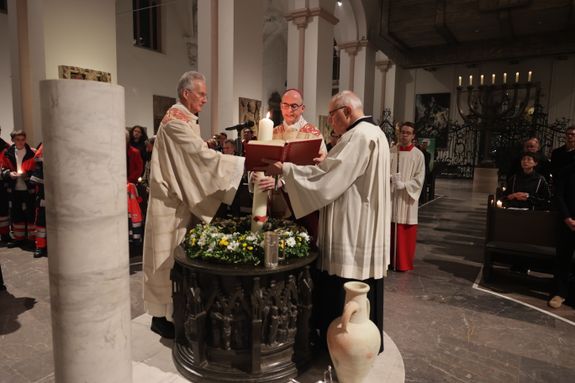 Der Lichtfeier schlossen sich die Segnung des Osterwassers und die allgemeine Tauferneuerung an. 