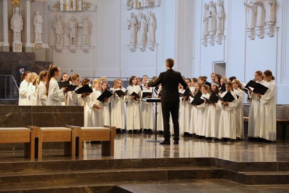 Die Mädchenkantorei am Würzburger Dom unter der Leitung von Domkantor Alexander Rüth gestaltete den Gottesdienst zusammen mit Domorganist Professor Stefan Schmidt musikalisch. Die Mädchenkantorei am Würzburger Dom unter der Leitung von Domkantor Alexander Rüth gestaltete den Gottesdienst zusammen mit Domorganist Professor Stefan Schmidt musikalisch.