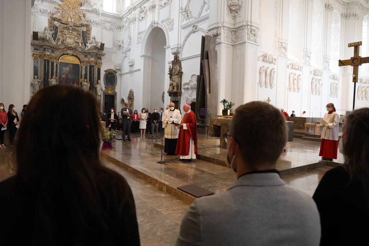 Weihbischof Ulrich Boom hat im Auftrag von Bischof Dr. Franz Jung 33 Frauen und sieben Männern am Freitagabend, 9. Juli, im Kiliansdom die Missio canonica verliehen.