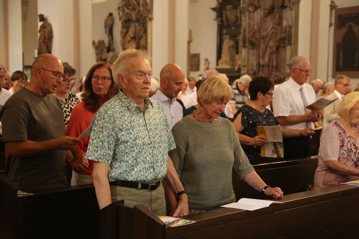 Rund 250 Ehejubilare haben am Freitagnachmittag, 4. Juli, im Kiliansdom in einem Pontifikalgottesdienst mit Weihbischof em. Ulrich Boom ihr Eheversprechen erneuert. 