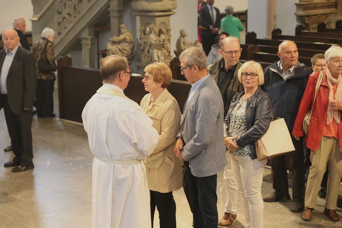 Seelsorgerinnen und Seelsorger spendeten nach dem Gottesdienst den Jubelpaaren individuell den Segen. 